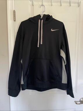 Nike Menβs Black Hoodie with Gray Contrast Panels
